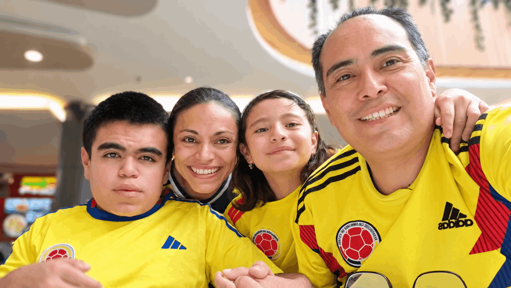 Esteban junto a su familia